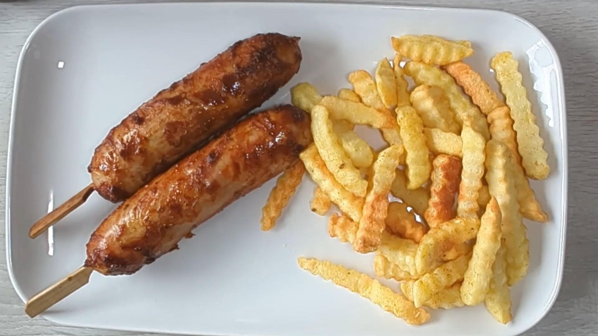 Barbecue-Bratwurst am Spieß – würzig & knusprig aus der Heißluftfritteuse