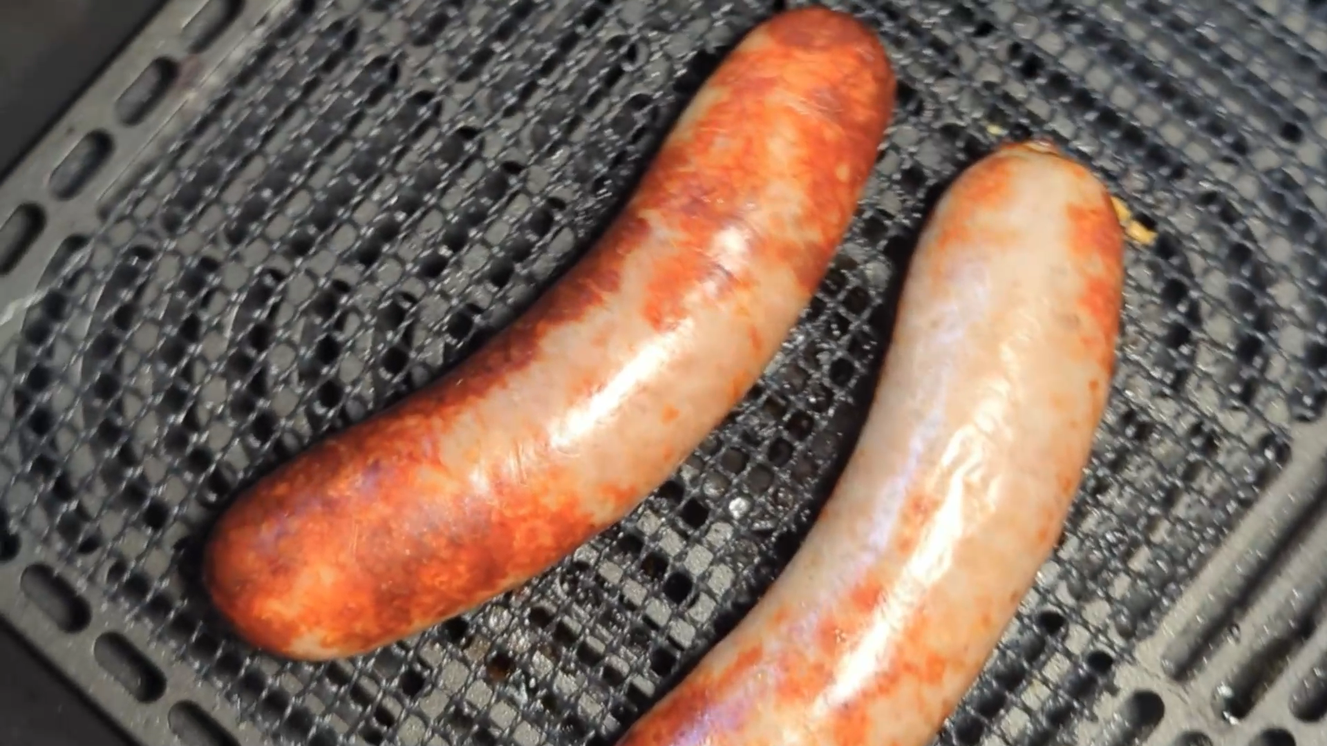 Klassische Bratwurst aus der Heißluftfritteuse – perfekt knusprig & saftig